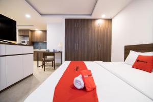 AHA Residence Dien Bien Phu near Hang Xanh Binh Thanh客房内的一张或多张床位