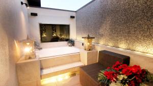 福山agehA - Adult Only-的带浴缸、长凳和鲜花的浴室