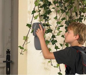 卡利亚里Residenze Su Planu的一个小男孩在墙上玩电话