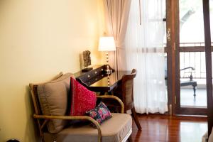 清迈Villa Klang Wiang的客厅配有椅子和书桌