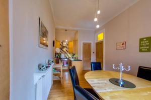 爱丁堡ALTIDO Modern 3 bed flat, closeby the Meadows & Old Town的厨房以及带桌椅的用餐室。