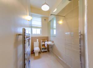 爱丁堡ALTIDO Modern 3 bed flat, closeby the Meadows & Old Town的一间带卫生间和水槽的浴室