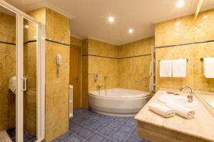 图德拉圣玛丽亚酒店的带浴缸、水槽和淋浴的浴室