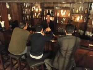瓦迪穆萨hidab petra的一群男人坐在酒吧里,有酒保