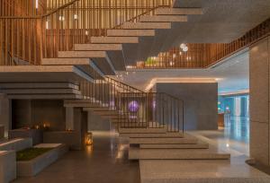 上海上海素凯泰酒店的螺旋楼梯,位于带大堂的大楼内