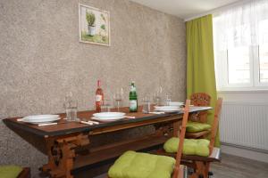 ElbeGrafenblick, Ferienwohnung mit Aussicht!的餐桌,配有玻璃杯和瓶子