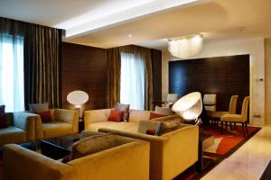 海得拉巴Vivanta Hyderabad, Begumpet的带沙发、沙发和椅子的客厅