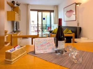 锡切斯科斯塔家拉夫公寓的一瓶葡萄酒和一张桌子上的盒子