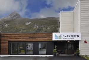 GlomfjordSvartisen Apartments的一座山底建筑