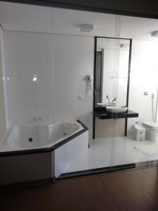 伊通比亚拉罗塔伊图比亚拉酒店的白色的浴室设有浴缸和水槽。