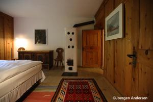 厄茨Piburg Seebichlhof的卧室配有床、桌子和门