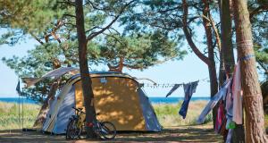 DueoddeDueodde Strand Camping的帐篷前停放着自行车
