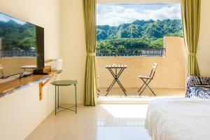 台东小森旅宿 的一间卧室设有一张床和一个大窗户