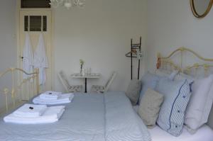 阿姆斯特丹Bed & Breakfast Jo Amsterdam的一间卧室配有带毛巾的床