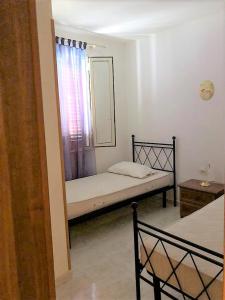 莱乌卡Casa enea的一间卧室配有一张带镜子的床和窗户