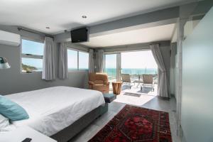 戈登湾Bikini Beach Penthouse的一间卧室配有一张床,享有海景