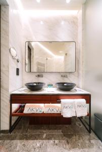 香港香港嘉賦酒店的一间带两个盥洗盆和大镜子的浴室