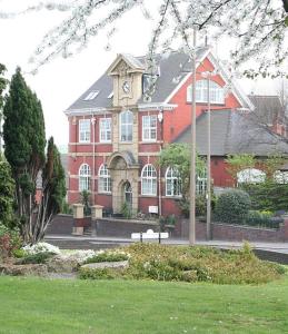 SwintonCarnegie Library: Bronte Apartment 1 bedroom的一座红色的大建筑,上面有钟楼