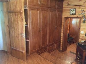 DibrovaДиброва的一间设有木柜的房间和一间带桌子的房间