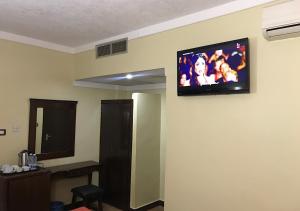 瓦迪穆萨hidab petra的墙上的平面电视