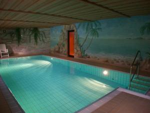 巴特萨克萨米伦贝格酒店的画室里的一个大型游泳池