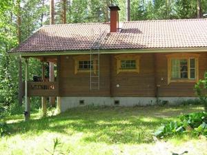 RöyläHoliday Home Mustikka by Interhome的庭院中带门廊的小木房子