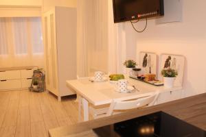 蒙达卡Bonito Apartamento Mundaka EBI-82的厨房以及带白色桌椅的用餐室。