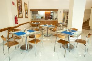 蒙特雷蒙特雷中心贝斯特韦斯特酒店的一间在房间内配有桌椅的餐厅