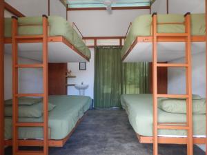乌维塔Karandi Hostel的带窗户的客房内的两张双层床