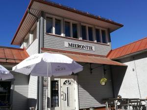 KonnevesiB&B Mierontie Oy的大楼前带雨伞的餐厅