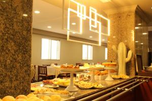蓬塔波朗Hotel Barcelona的包含多种不同食物的自助餐