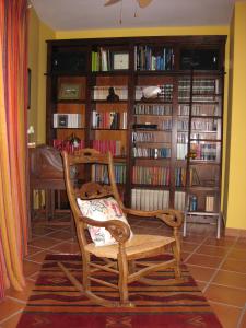 圣何塞Casa Agua Marina的书架房间的木椅