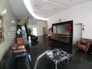 ArapongasLodi Express Hotel的客厅配有沙发、椅子和桌子