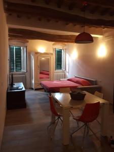 佩鲁贾La Scalinata Apartment的客厅配有桌子和红色椅子