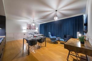 列日Studio des princes的厨房以及带桌椅的起居室。