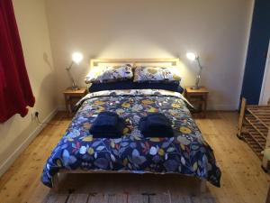 Isle of GighaArdminish House Gigha的一间卧室配有一张带五颜六色棉被的床