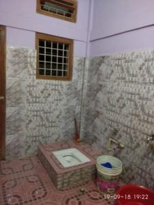 帕西加特VAMOOSETRAIL PASIGHAT(1)的瓷砖墙内带卫生间的浴室