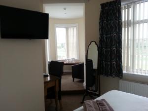 马基特德雷顿城堡宾馆的酒店客房设有书桌和卧室。