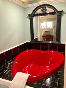泰比岛亚特兰蒂斯酒店 - 泰碧岛的浴室里设有一个红色浴缸