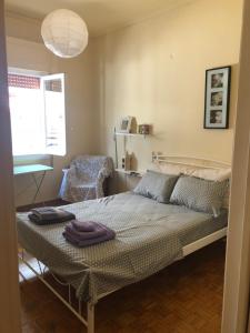 雅典Vintage apartment , 700m from metro的一间卧室配有一张床,上面有两条毛巾