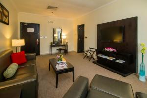 多哈皇家里维埃拉酒店的带沙发和平面电视的客厅