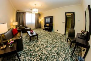 多哈皇家里维埃拉酒店的客厅配有沙发、椅子和电视