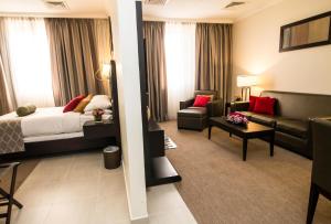 多哈皇家里维埃拉酒店的酒店客房设有床和客厅。
