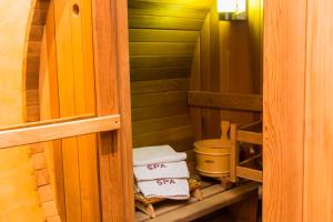 多哈皇家里维埃拉酒店的一间带毛巾和卫生间的小浴室
