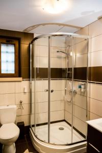 ZimandcuzDomino Residence的带淋浴和卫生间的浴室