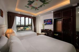 河内Golden Legend Palace Hotel的卧室配有白色的床和窗户。