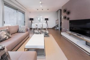 圣乌尔苏拉SuperMakar10 - Green Palm的带沙发、电视和桌子的客厅