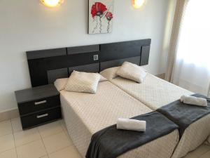 洛雷多Hotel Costa Mar的一间卧室配有两张带枕头的床。