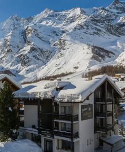 萨斯费Ambiente Guesthouse的底楼是一座白雪覆盖的山庄