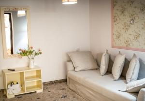 普雷代亚尔Klass Predeal的带沙发和镜子的客厅